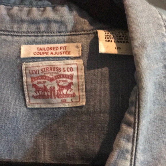 Women’s Levi’s Jean shirt - Picture 2 of 4